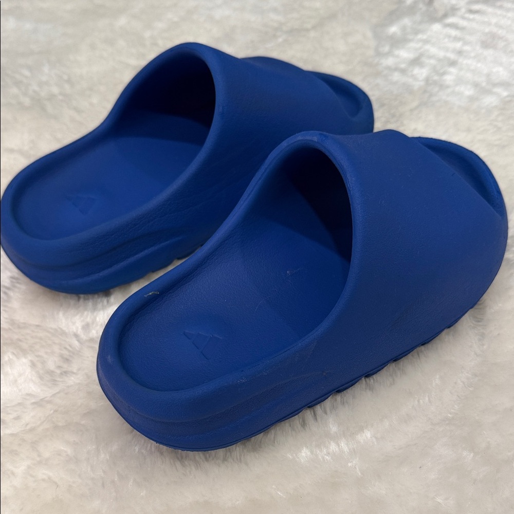 YEEZY SLIDES 100% AUTHENTIC